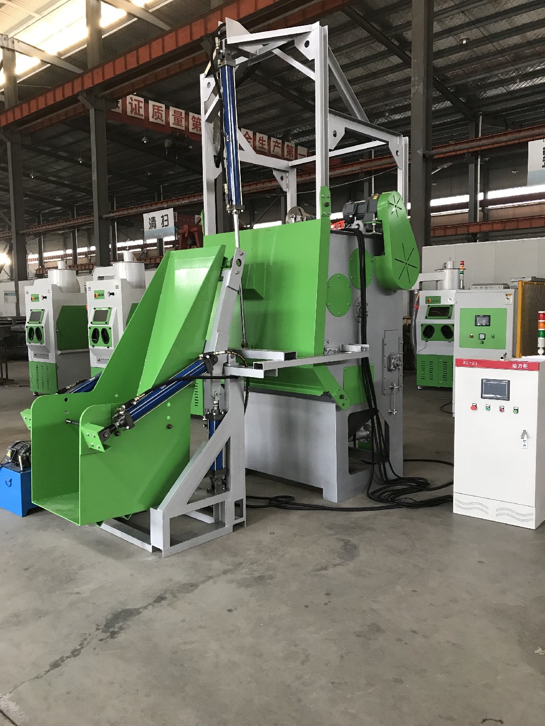TB-SF300KG-6A自動(dòng)上下料履帶式自動(dòng)噴砂機(jī)，履帶液體自動(dòng)噴砂機(jī)，自動(dòng)液體噴砂機(jī)-此設(shè)備是針對（小零件類）工件而設(shè)計(jì)制作的專用噴砂機(jī)設(shè)備。原理是以壓縮空氣作為加速動(dòng)力，通過輸送氣管進(jìn)···