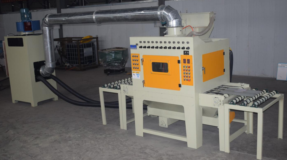 通過式自動(dòng)噴砂機(jī)，輸送帶自動(dòng)噴砂機(jī)-本機(jī)型是根據(jù)該產(chǎn)品而單獨(dú)設(shè)計(jì)的非標(biāo)準(zhǔn)機(jī)型，具有加工效率高，操作簡(jiǎn)單，節(jié)約能耗，環(huán)保無污染，噴砂加工后···