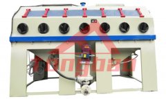 （非標(biāo)型）手動(dòng)液體噴砂機(jī)-噴砂設(shè)備特點(diǎn)： 騰博系列（非標(biāo)型）手動(dòng)液體噴砂機(jī)采用砂水混合磨料，使得加工工件表面更加細(xì)膩，同時(shí)減小了···
